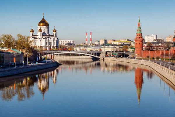 Tour a Mosca, vista sul Cremlino e la Chiesa di Cristo Salvatore dal fiume Moscova