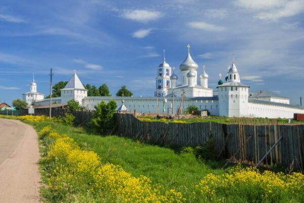 anello d oro natura verde e chiese russia