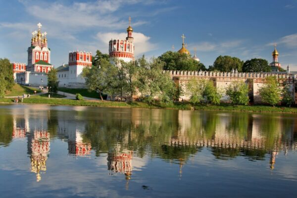 fiume panorama palazzi russia