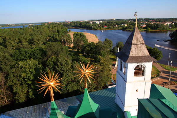 vista chiesa e la fiume, Tour dell'Anello d'Oro in Russia