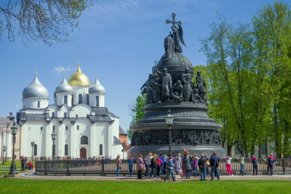 Chiesa e il monumento, Russia